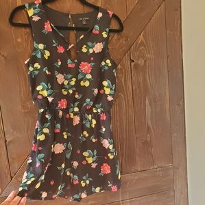 🍋🌺 NWOT Romper with lemons and flowers 🌺🍋